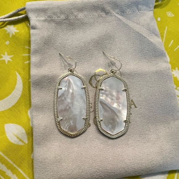 Kendra Scott Danielle Earrings - Picture 1 of 1